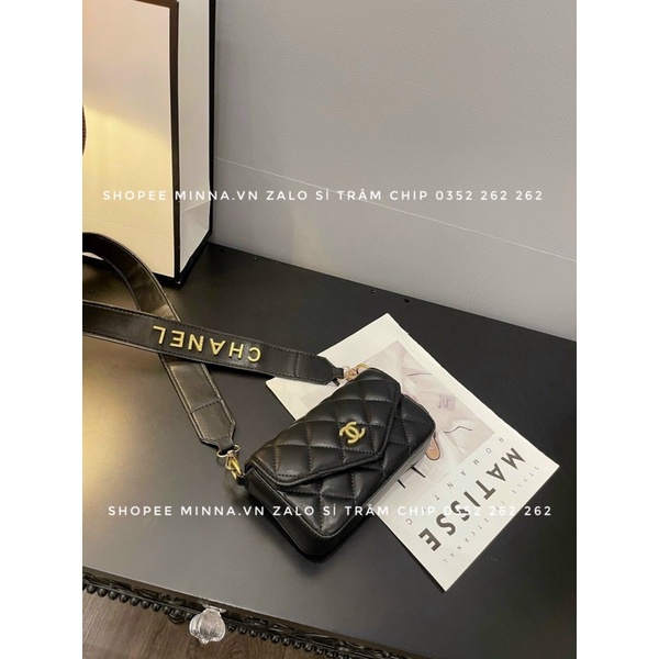 Túi Đeo Chéo Trần Ô Dáng Bì Thư Logo Gắn Dây Đeo Bản To