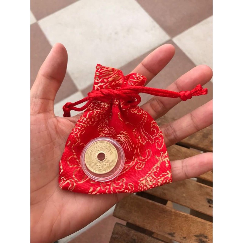 Đồng xu may mắn, 5 yên Nhật Bản kèm túi rút đỏ