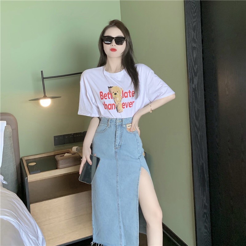 Chân váy bò jeans dáng dài cho nữ xẻ tà 1 bên lưng cao + áo phông gấu ngắn tay