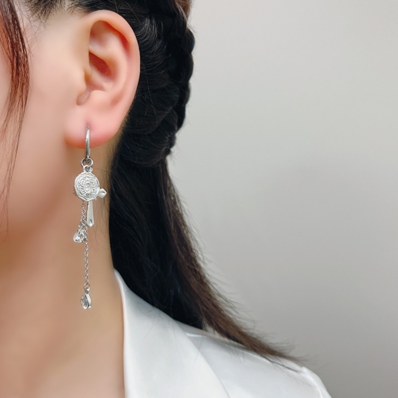 Khuyên Tai Kim Loại Tua Rua Không Đối Xứng Thiết Kế Mặt Thánh Giá Mới Phong Cách hip hop