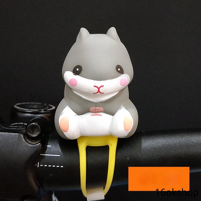 Vịt vàng đội mũ bảo hiểm gắn xe đạp/ xe máy xinh xắn