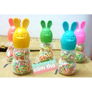 Lọ cốm thỏ bổ canxi với tai thỏ nhiều màu.