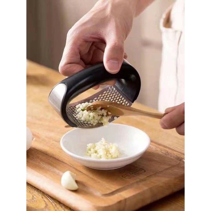 Dập tỏi tay bằng thép không gỉ kích thước 10.6x5.1x7.4cm