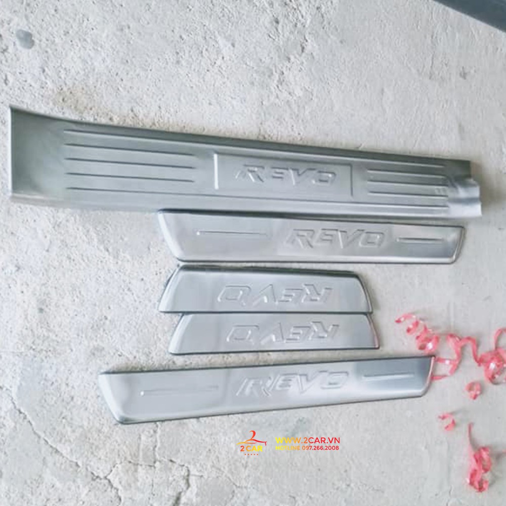 Bộ Ốp Bậc Cửa, Nẹp Bước Chân Trong Ngoài Xe HILLUX REVO 2018-2019 , chất liệu Inox