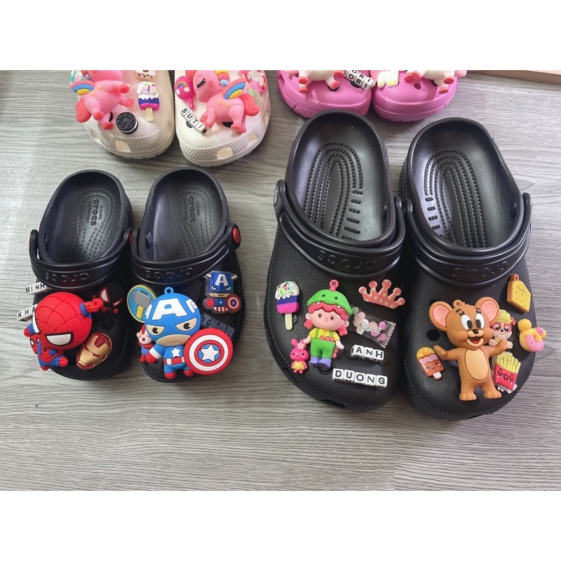 Dép crocs xuất xịn fullcharm TÊN!Khách mua ghi chú  TRAI hay GÁI để shop mix