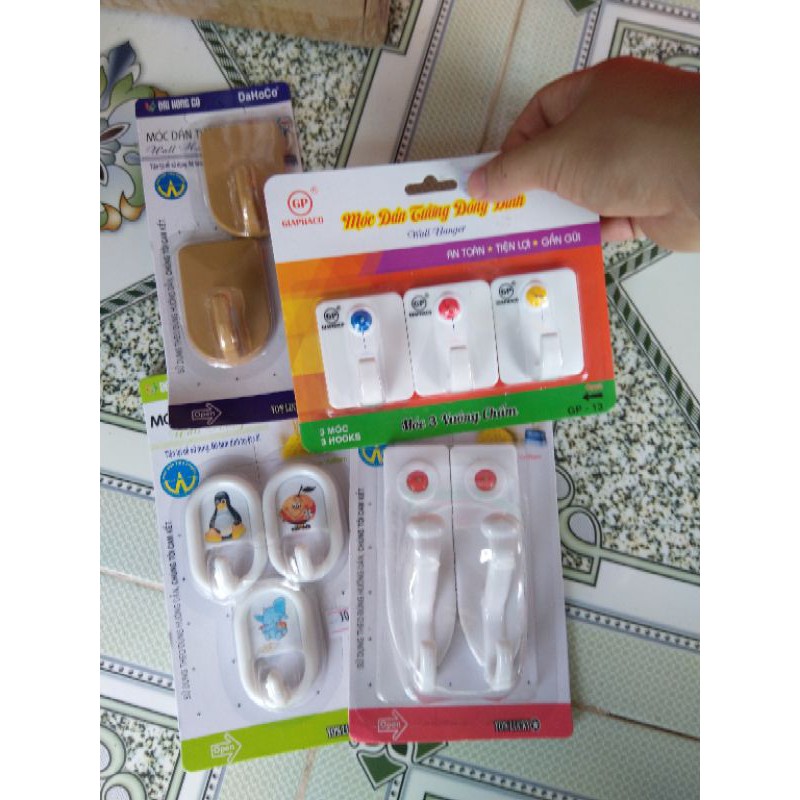 Móc dán tường có đinh đóng