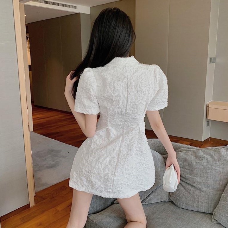 Váy xốp cổ vest xếp ly eo đính cúc phong cách Hàn quốc hai màu đen trắng