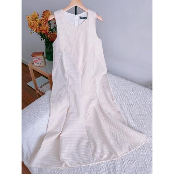 VÁY SUÔNG MÀU KEM SÁT NÁCH ĐUÔI CÁ VÂN SÓNG DÁNG DÀI CHO NỮ