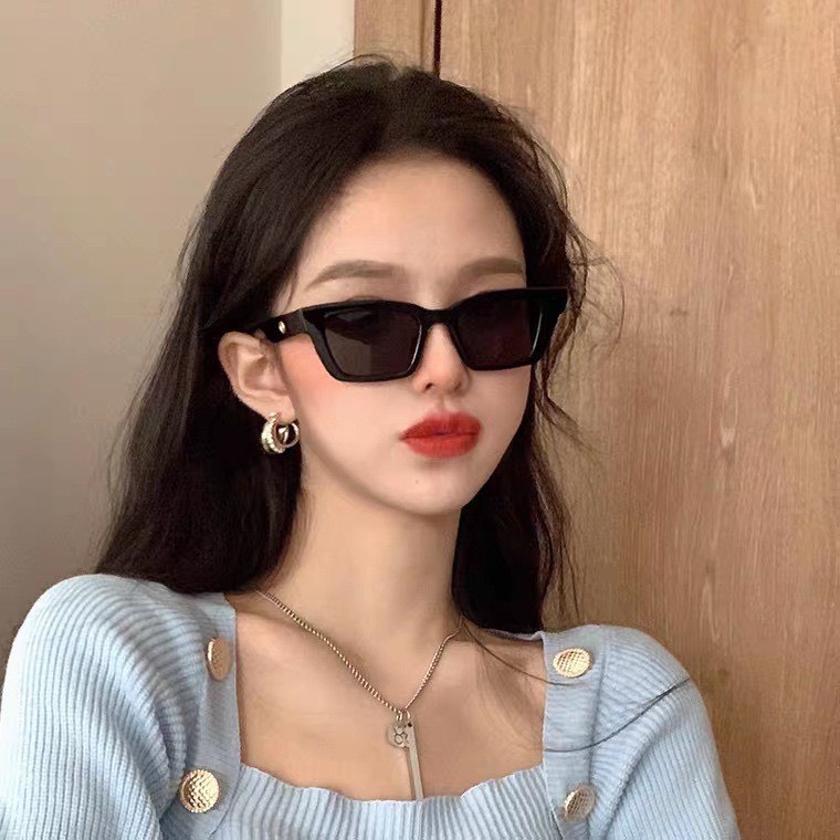 Kính mát thời trang nữ Nhật Vy gọng vuông nhỏ màu đen, trắng thiết kế hiện đại, sang trọng - K326