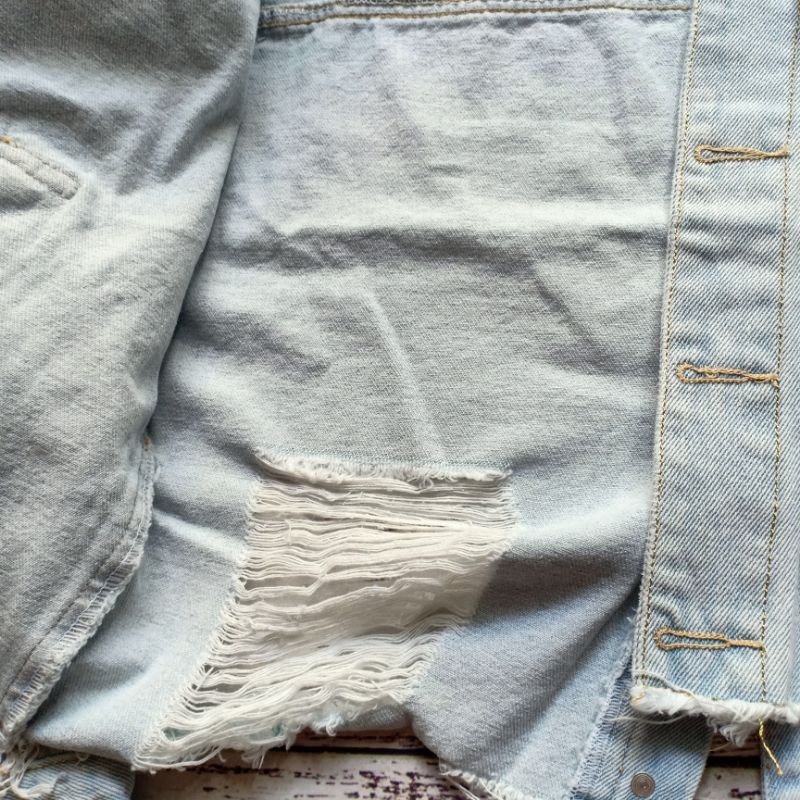 áo khoác jeans rách te tua phần lai phong cách bụi