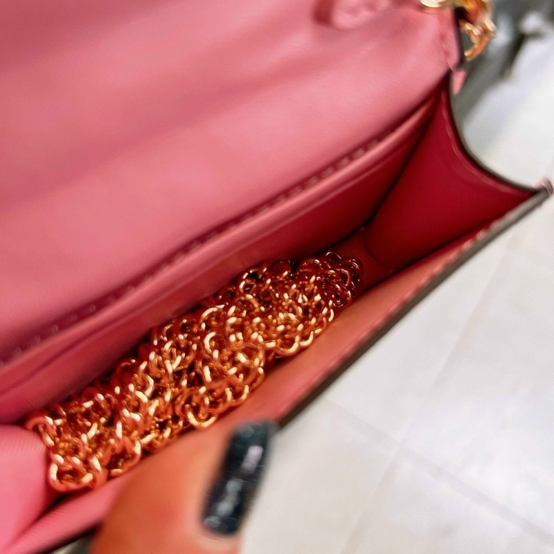 TNS-Ví card-holder đeo chéo nhiều ngăn siêu hottrend Coashi cardholder wallet on chain-chần trám màu hồng đẹp xuất sắc