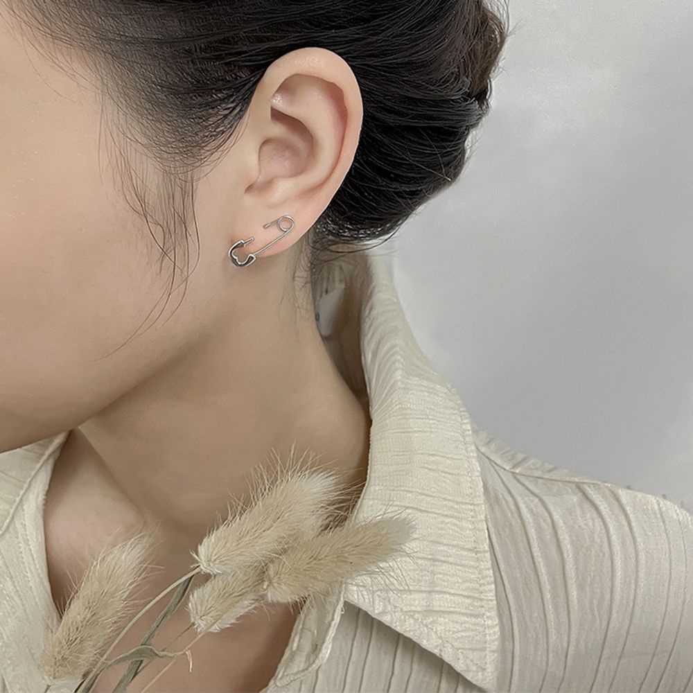 Bông tai hình cái ghim đơn giản cá tính phong cách Hàn Quốc cho nữ