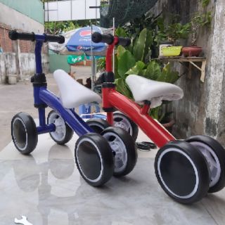 Xe chòi chân thăng bằng cho bé