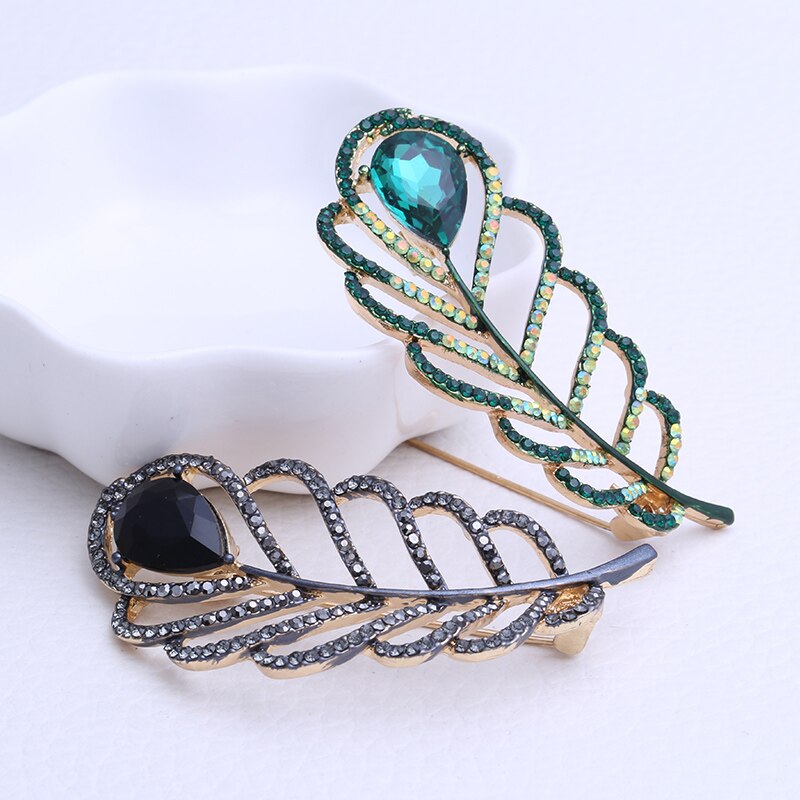 Ghim cài áo hình lông công đính pha lê tinh tế cho tiệc cưới