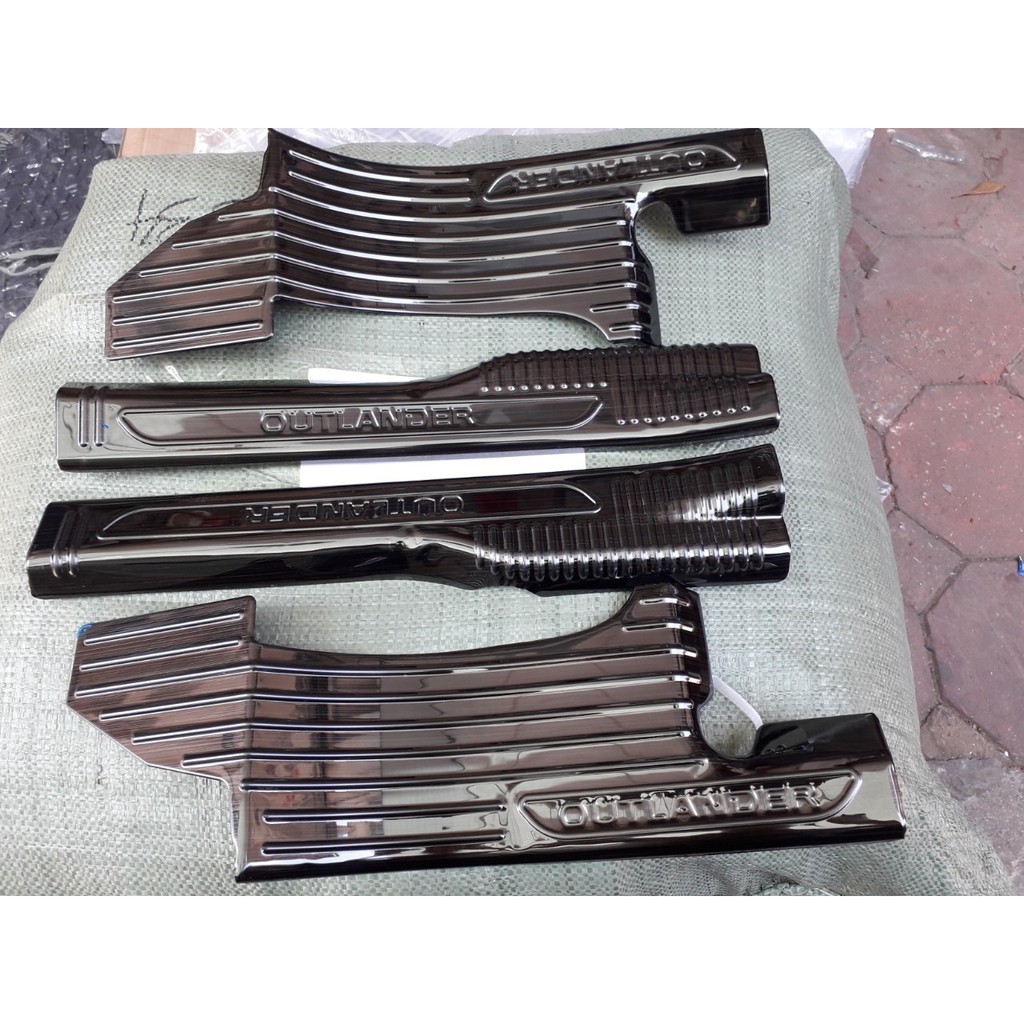 Bộ ốp bậc giẫm trong titan xe Mitsubishi Outlander các form 2018 đến 2021