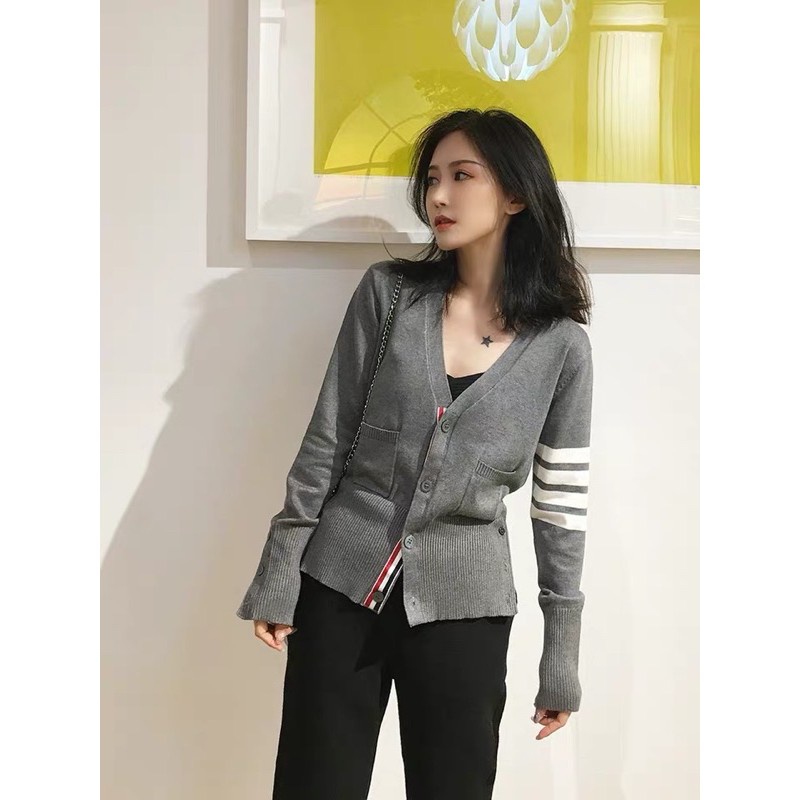 Áo khoác cổ tim Cardigan nam nữ dệt kim Thom Brow.ne 4-Bar 8861 chất vải nỉ len cao cấp thiết kế tay áo kẻ sọc cực sang