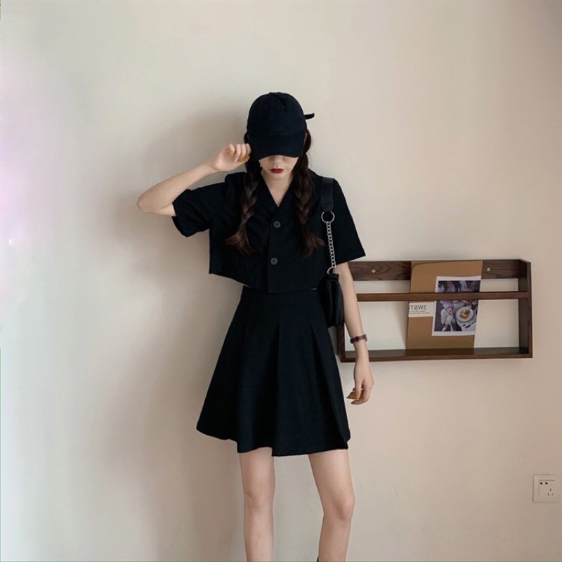 Set áo crop top kèm chân váy ngắn xếp ly - set đồ năng động