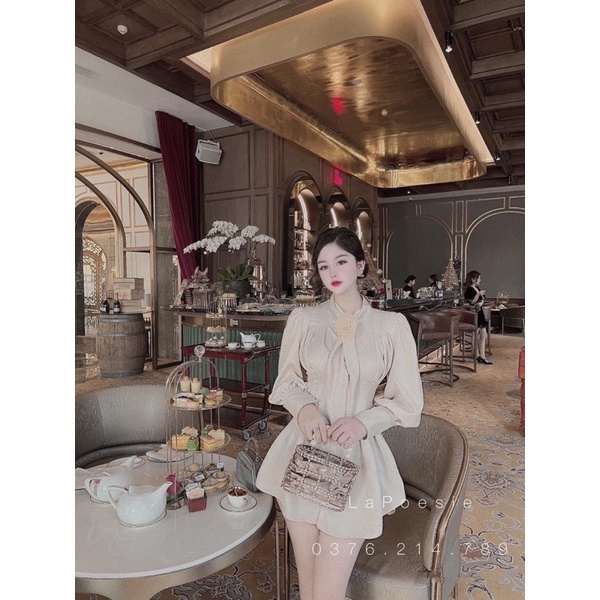 Đầm đen chiết eo đính nơ trắng cổ V cao cấp