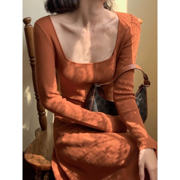 Váy thun nâu cổ vuông tay dài dáng midi có hình thật trải sàn ở cuối | BigBuy360 - bigbuy360.vn