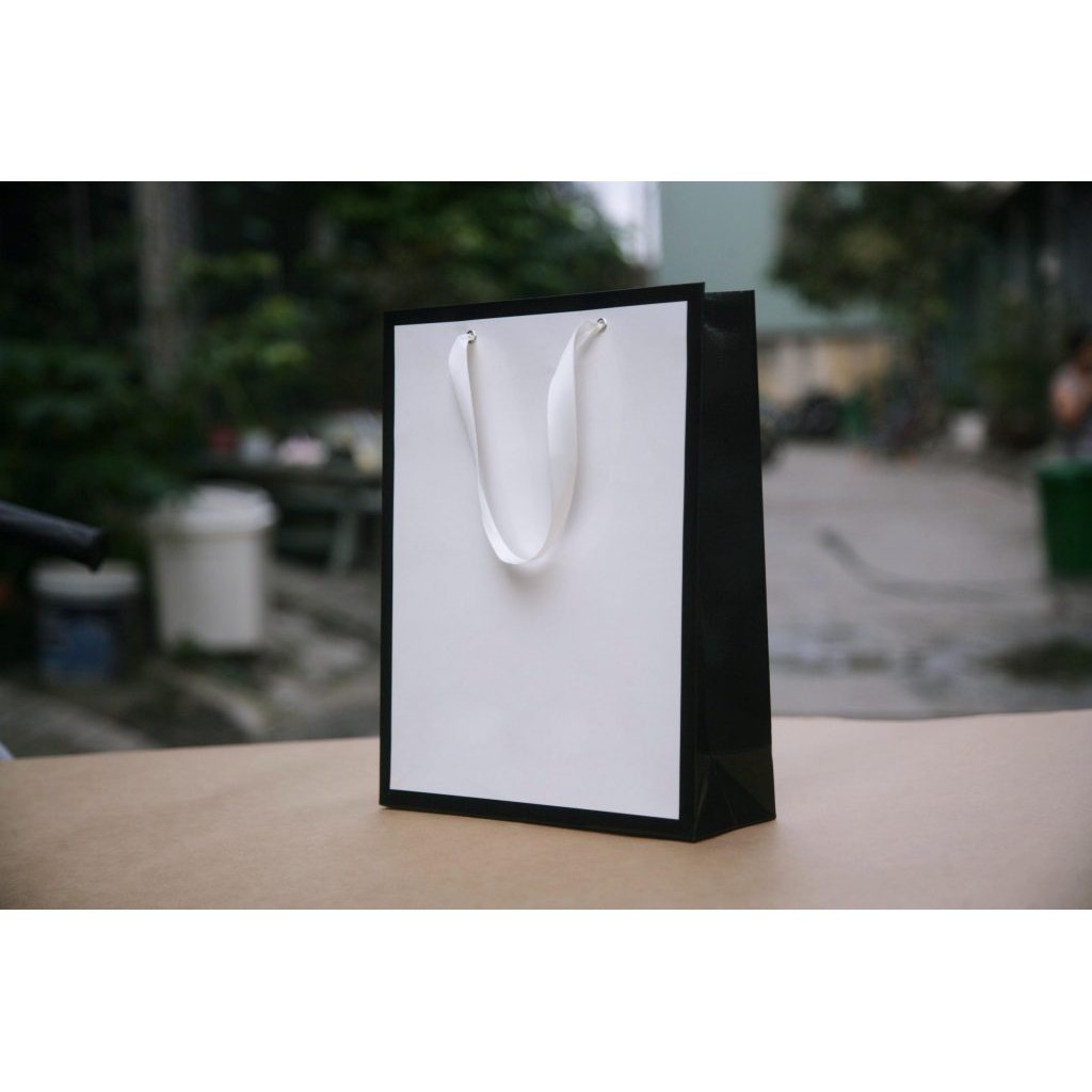 Túi giấy giá siêu rẻ đựng quà tặng đựng quần áo các loại size 30x23x8,5 cm