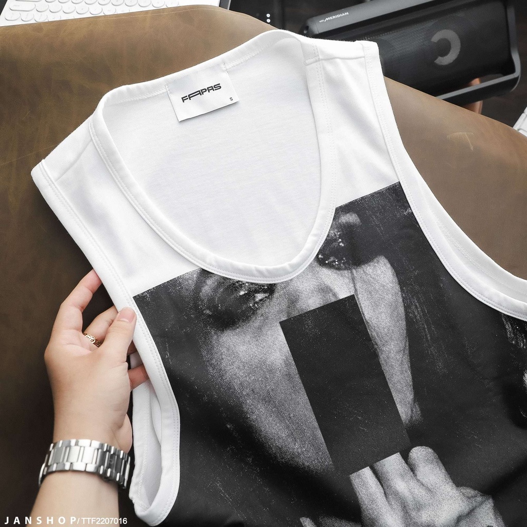Tanktop hình in khá chơi bời nhấn thêm chi tiết cổ và nách rộng rãi giúp anh em luôn cảm thấy thoải mái