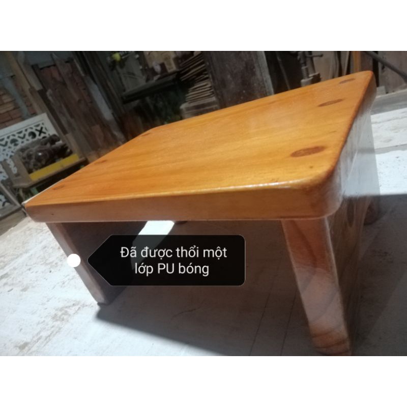 1 CÁI GHẾ GỖ DÁNG THẤP