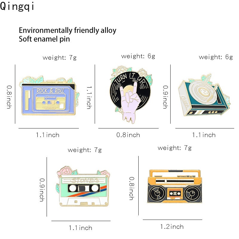 Ghim cài áo Miss Zoe hình băng cát sét phong cách Retro