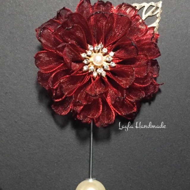 Cài áo hoa cúc đỏ