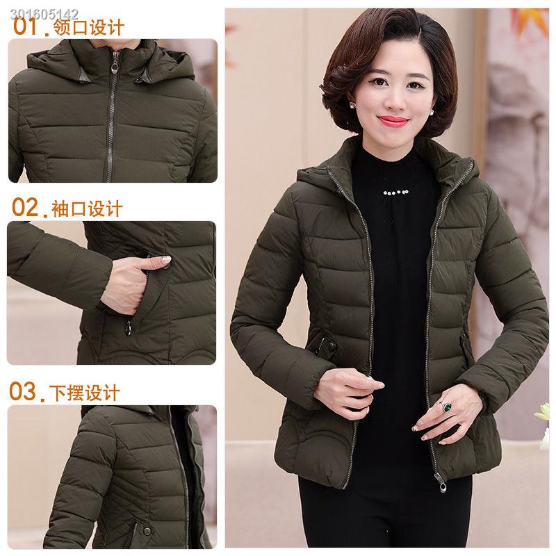Áo khoác phao cotton dày dặn dáng ôm phong cách mùa đông cho phụ nữ trung niên 50 tuổi