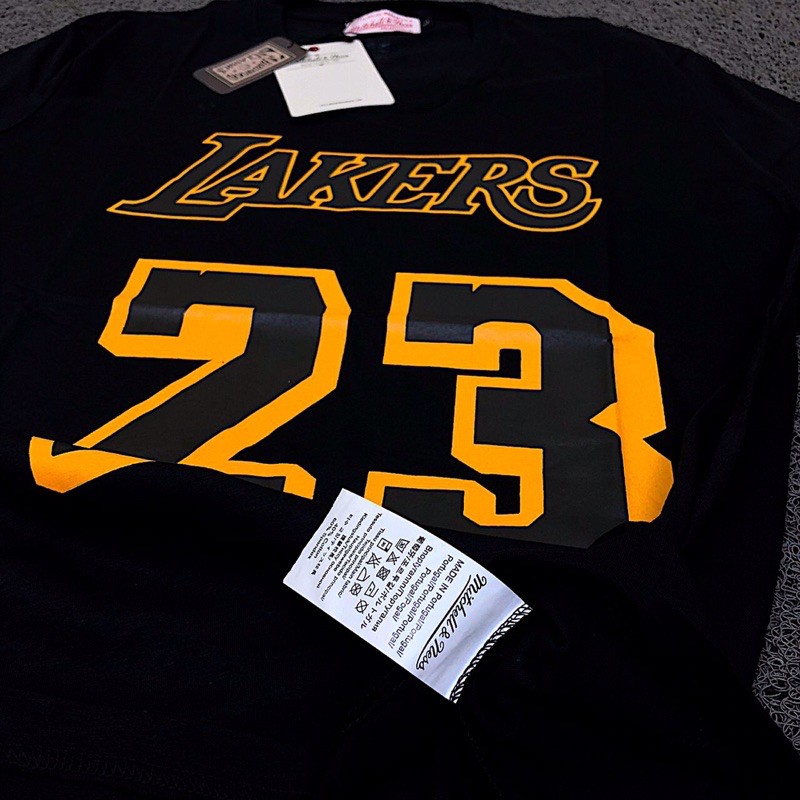 Áo Thun Đen In Chữ Mitchell And Ness X Lakers 23 + Nhãn Dán Cá Tính