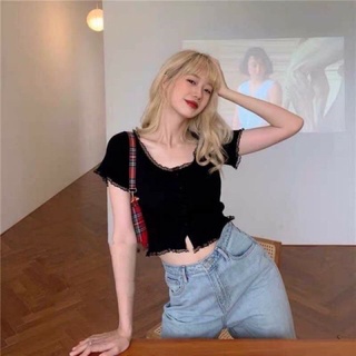 Áo croptop có cúc viền phối ren