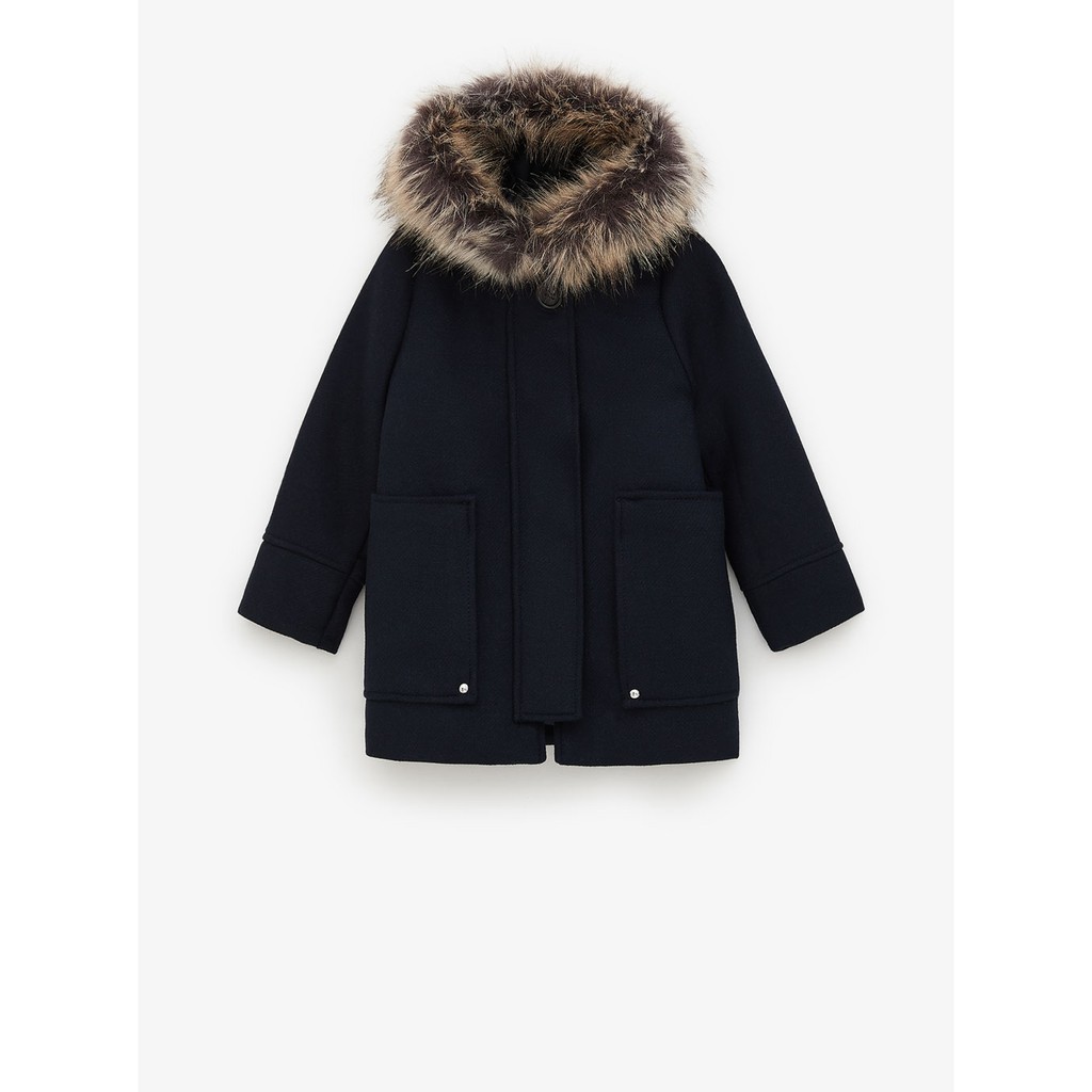 Áo khoác nâu mũ lông và áo nỉ đen sau lưng kẻ xanh )