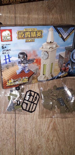 Lắp ráp 1 hộp LegoPubg 70075 có trên 100 chi tiết bằng nhựa ABS