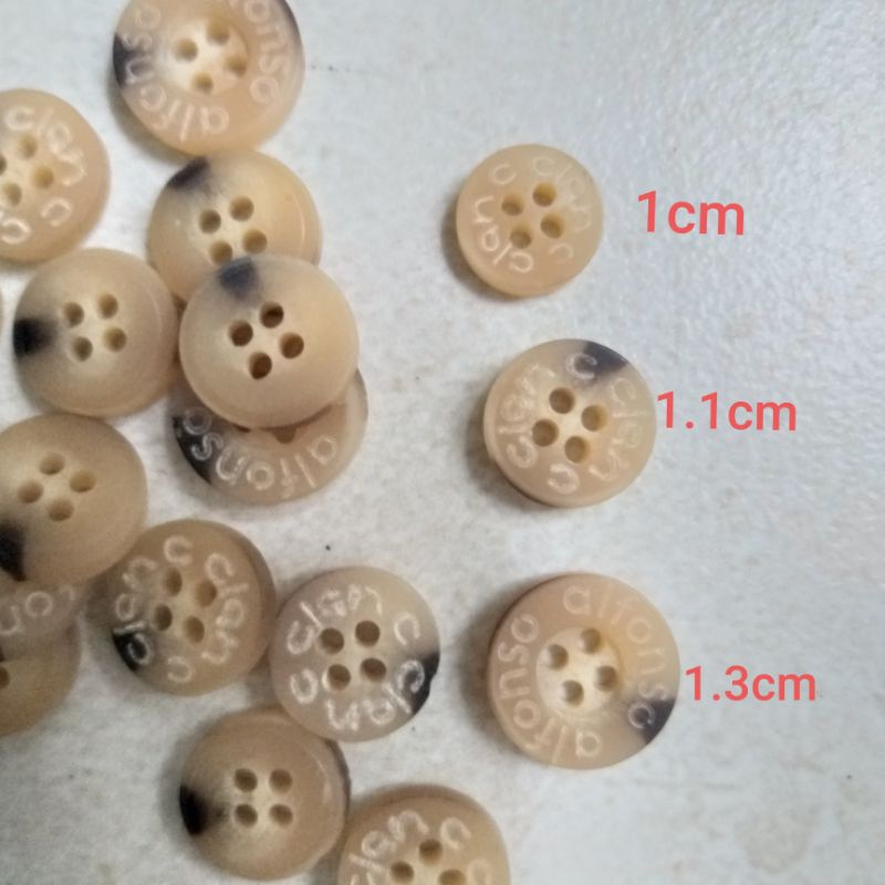 Nút nhựa áo sơ mi , có 3 size (20 nút )