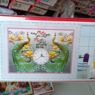 Tranh đính đá đồng hồ cha mẹ chim công xanh tuyệt đẹp kt 65*50cm(hình thật)