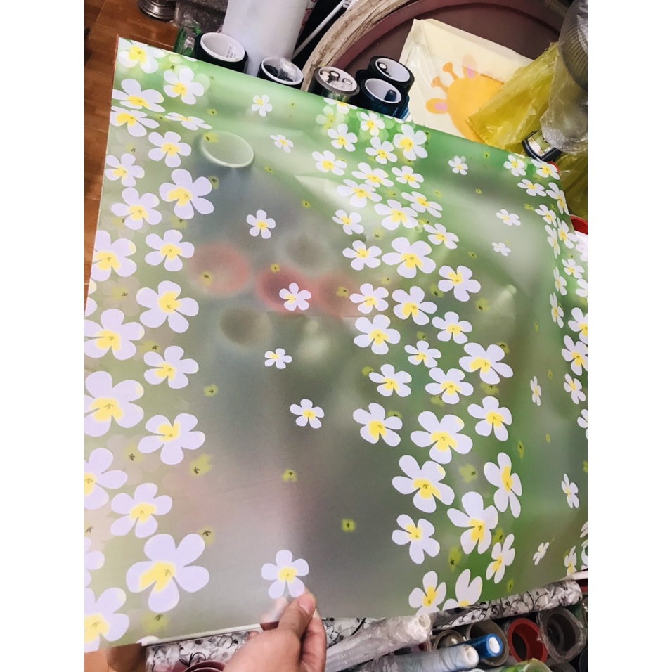 Giấy dán kính mờ khổ 90cm dài đặt theo số lượng x1m mã 9840 hoa trắng nền xanh