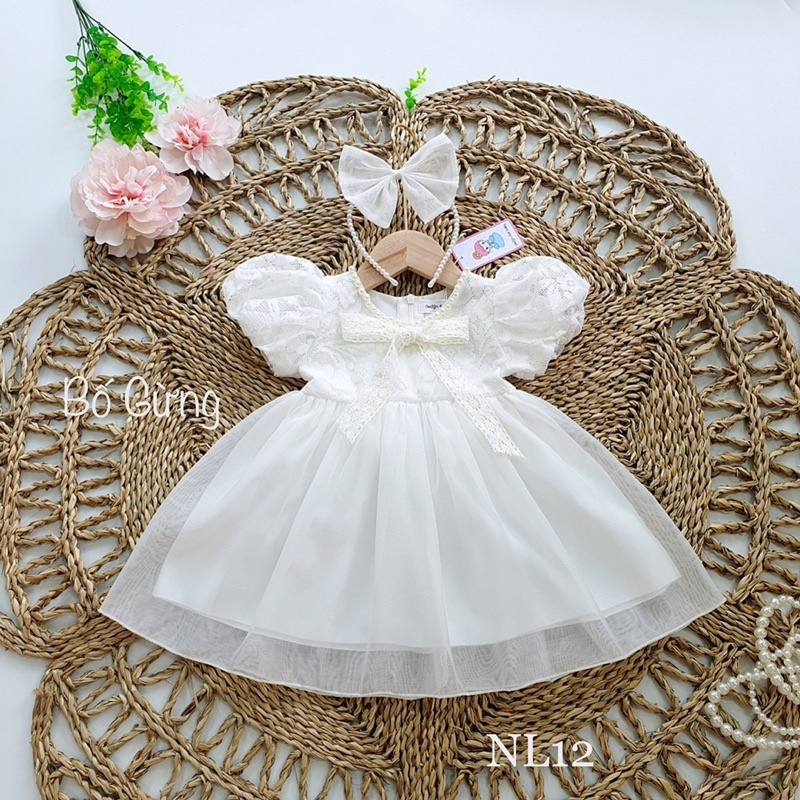 váy ren trắng cài ngọc