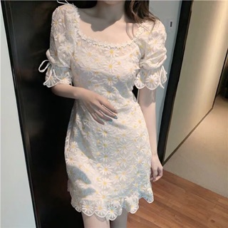 Đầm Đuôi Cá Trắng Ren Hoa Cúc