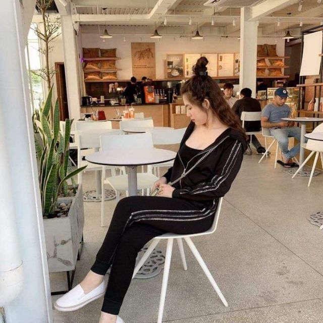 Bộ thể thao viền nhũ có mũKhoá đồng Chất xleo co giãn tốt , và ko xù lôngChạy viền nhũ tay áo và viền quần😘😘😘😘😘