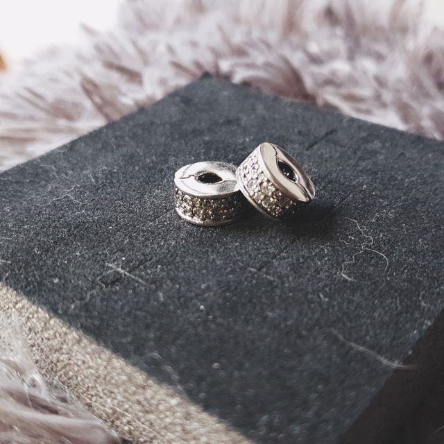 Clip charm bạc