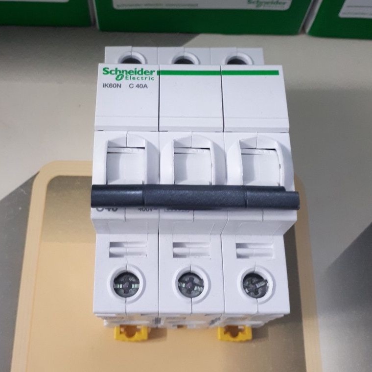 Cầu dao điện, aptomat, MCB gài 3 pha 40A dòng cắt 6KA A9K24340 - Schneider