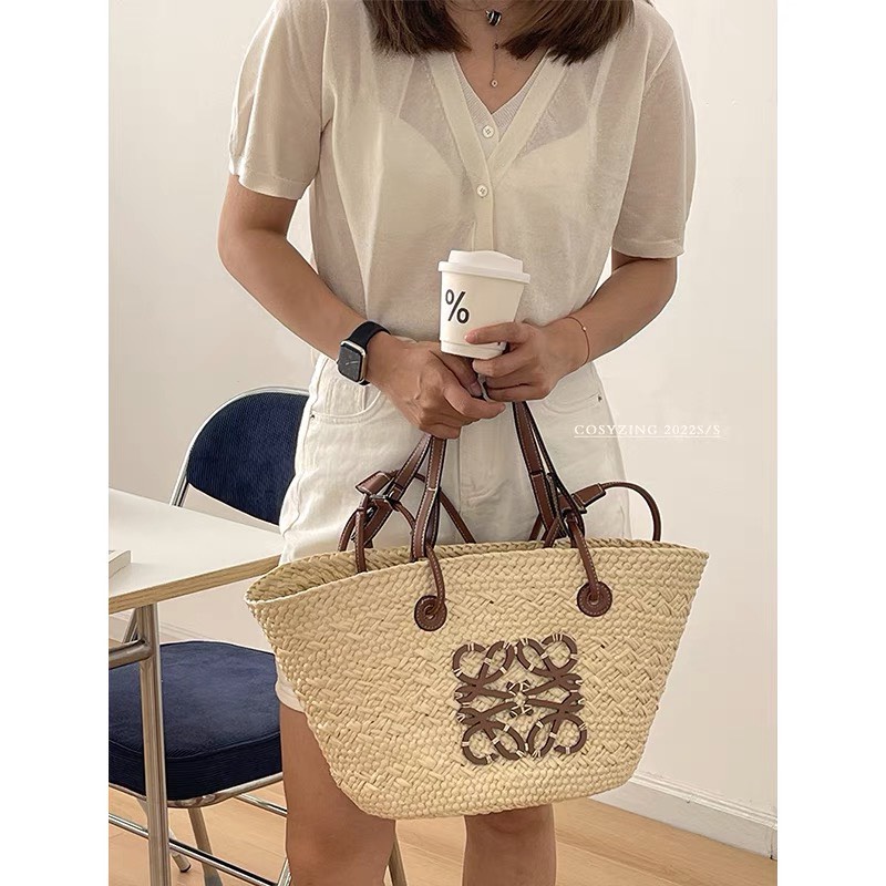 Túi cói đi biển dây da đeo vai hình thang loeeve mẫu mới thời trang