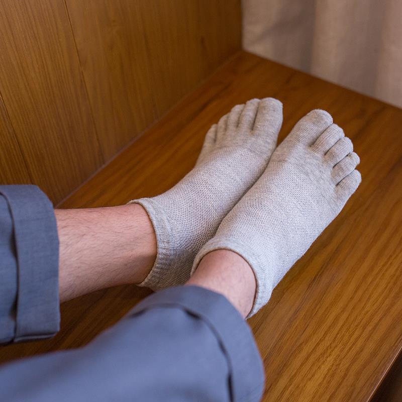 Tất Xỏ Ngón Nam Trơn Có Lỗ Thông Hơi Tạo Cảm Giác Thông Thoáng Dễ Chịu