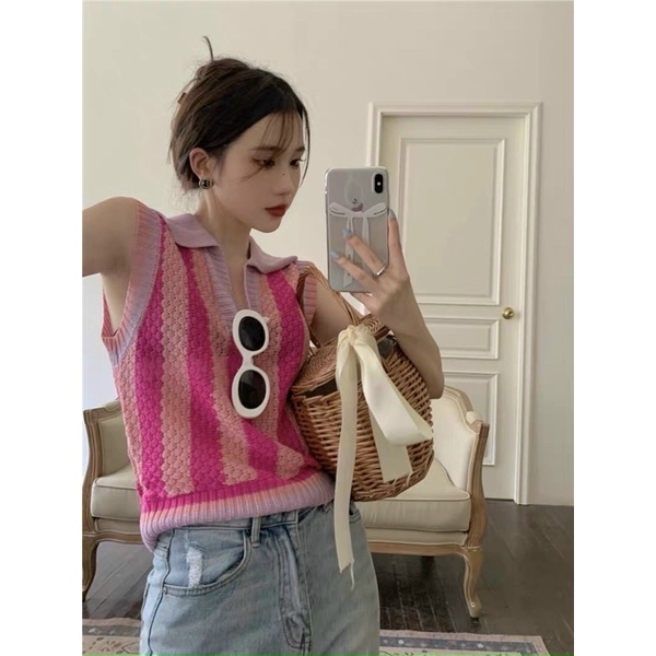 Áo len polo phối màu cực sang, tay áo sát nách kiểu ghile độc lạ.