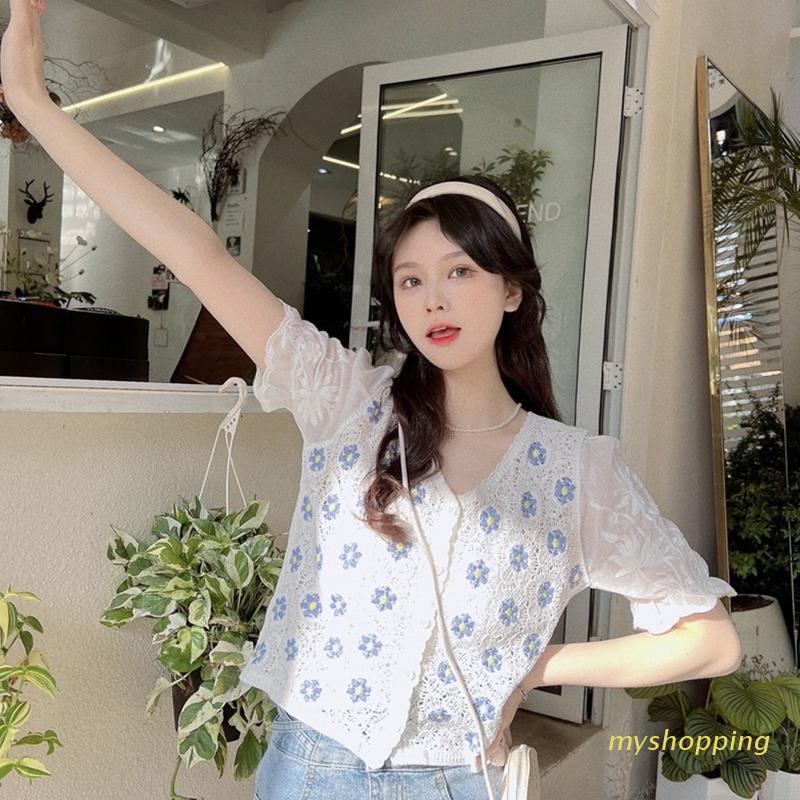 Áo Croptop Ngắn Tay Cổ Chữ V Thêu Họa Tiết Hoa Phối Nút Cài Phong Cách Pháp Ngọt Ngào Cho Nữ