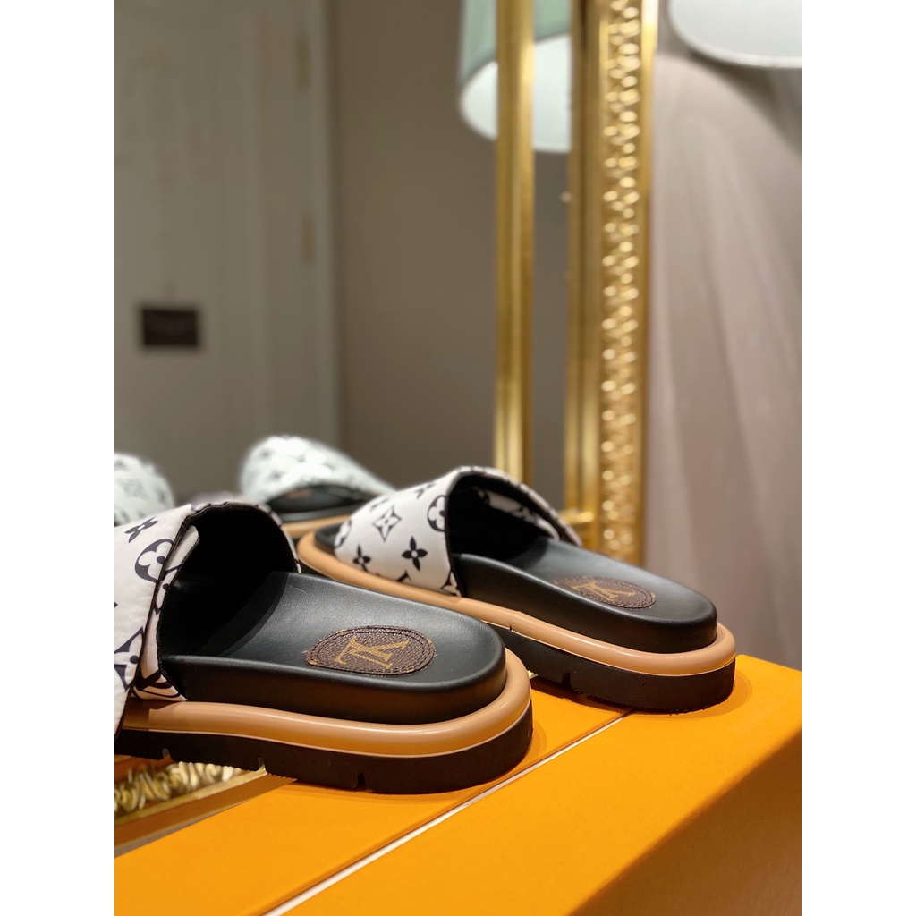 Dép lê quai ngang unisex Louis Vuitton da thật cao cấp mang phong cách trẻ trung, năng động
