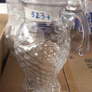 Ca bình thủy tinh đựng nước