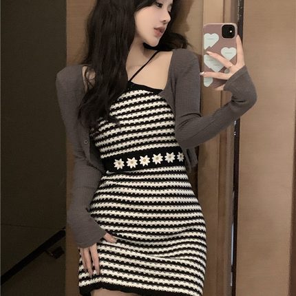 Váy yếm dệt kim đen trắng thêu hoa nổi dịu dàng nữ tính