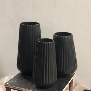 Bình hoa gốm sứ gân kẻ dọc 2 màu đen và hồng
