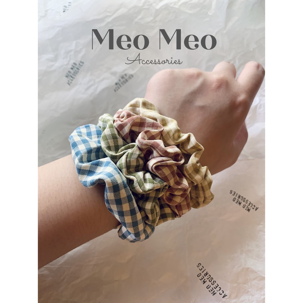 Buộc tóc scrunchie vải kẻ caro sắc màu cho nàng năng động